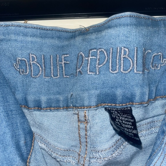 Butt lifting. Distressed slightly, skinny leg, womens jeans size 7 - Picture 10 of 10